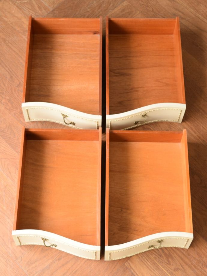 ドレッサーの引き出しの中