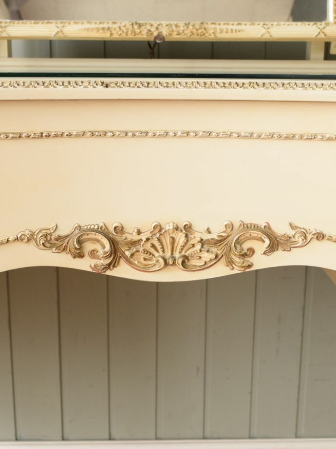 フランスらしく美しい彫