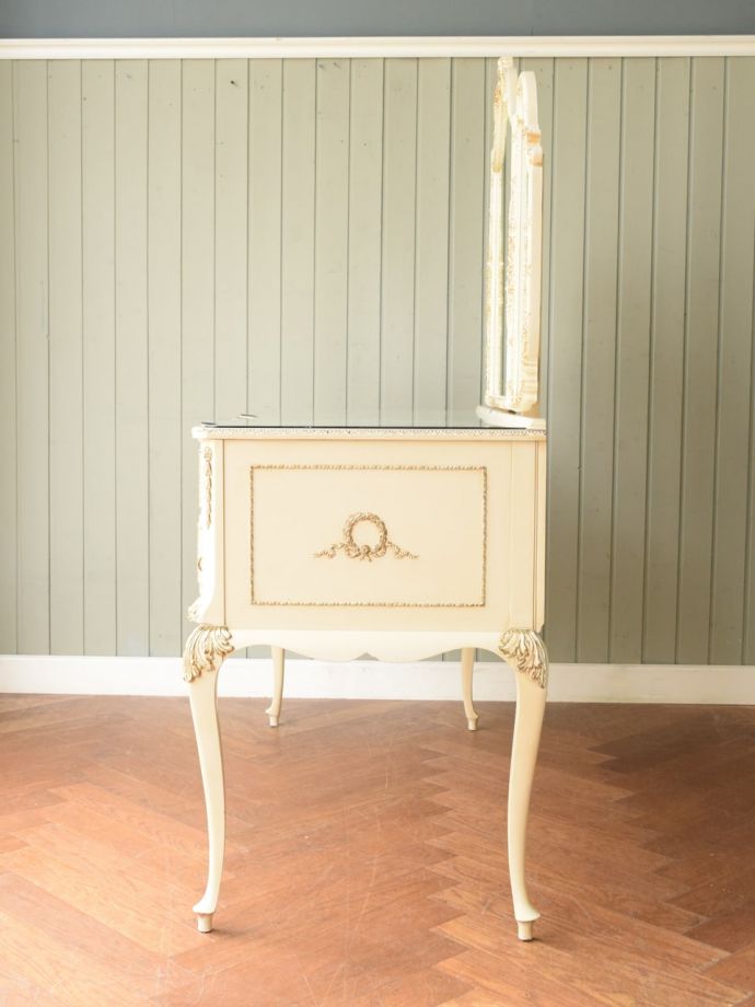 ドレッサーの側面