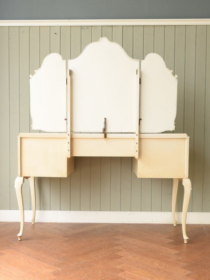 ドレッサーの後ろ姿