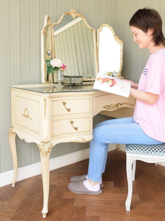 便利に使えるアンティークのドレッサー