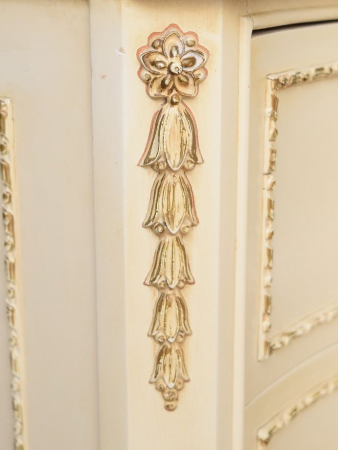 フランスらしく美しい彫