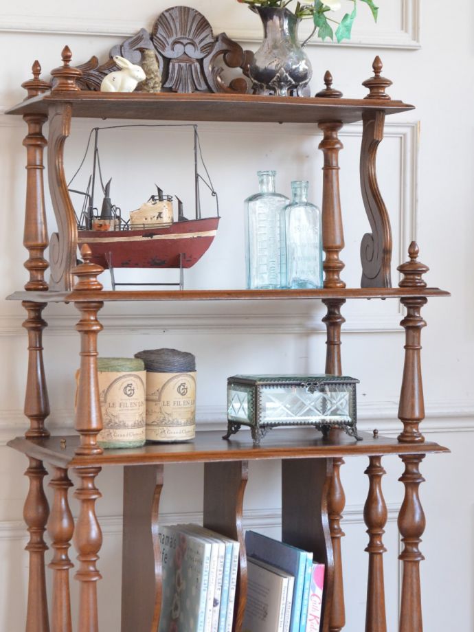 アンティーク家具らしい美しい装飾