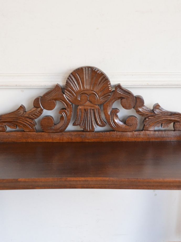 アンティーク家具らしい装飾