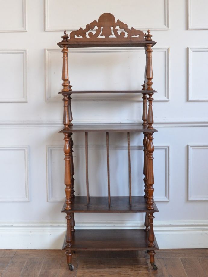 オープンシェルフの後ろ姿