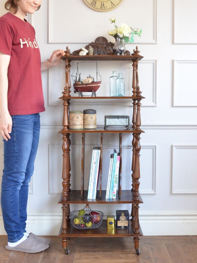 アンティークのオープンシェルフ