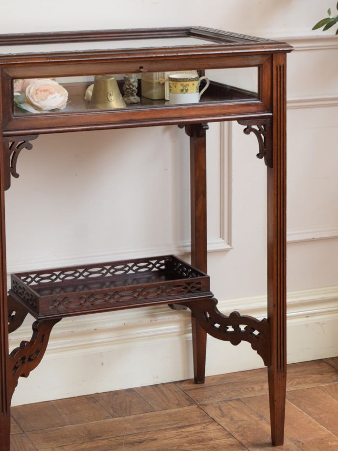 英国のアンティーク家具らしいデザイン