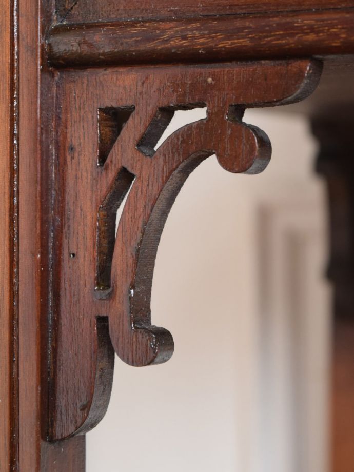 英国アンティーク家具らしい彫