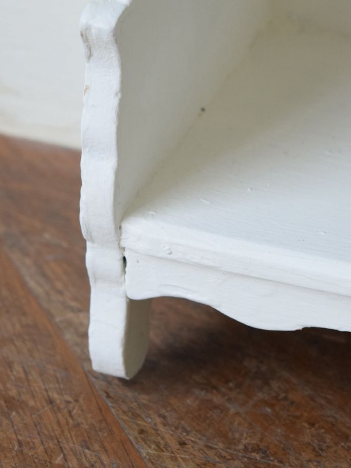 脚付きのウォールシェルフ