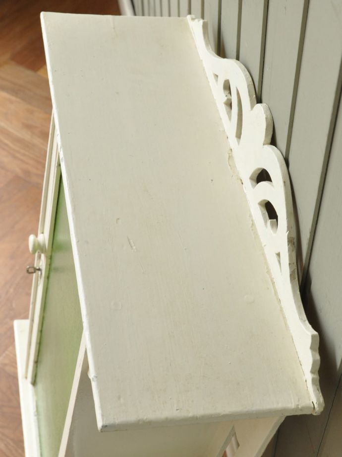 アンティークのウォールキャビネットの天板