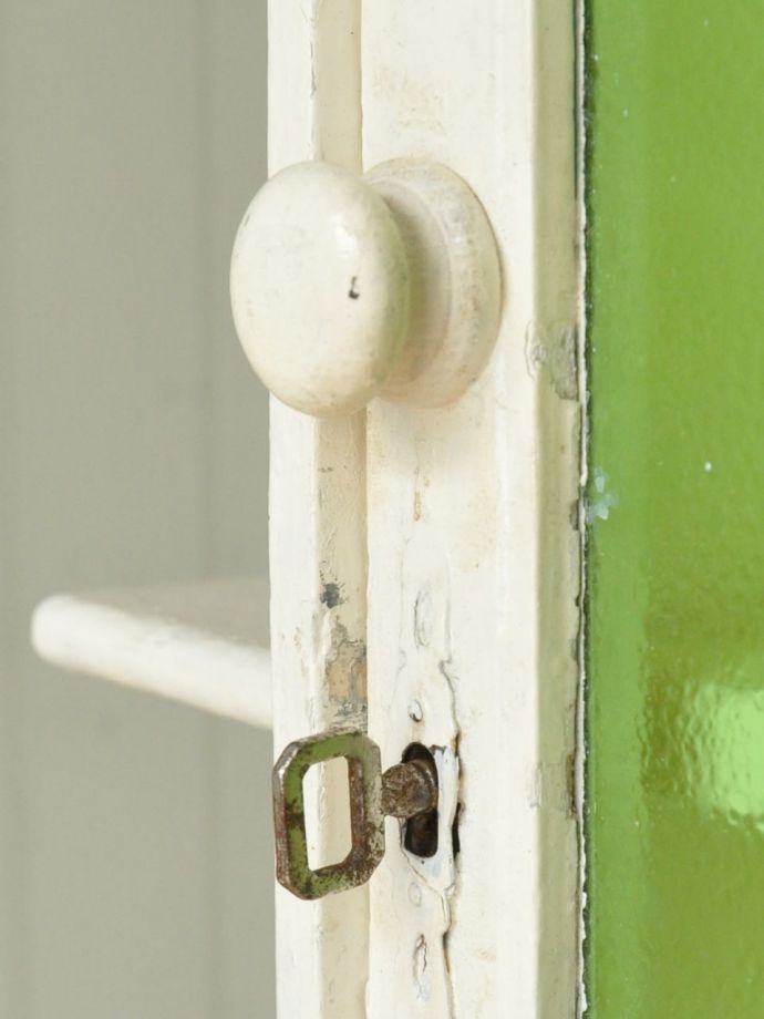 アンティーク家具の取っ手と鍵