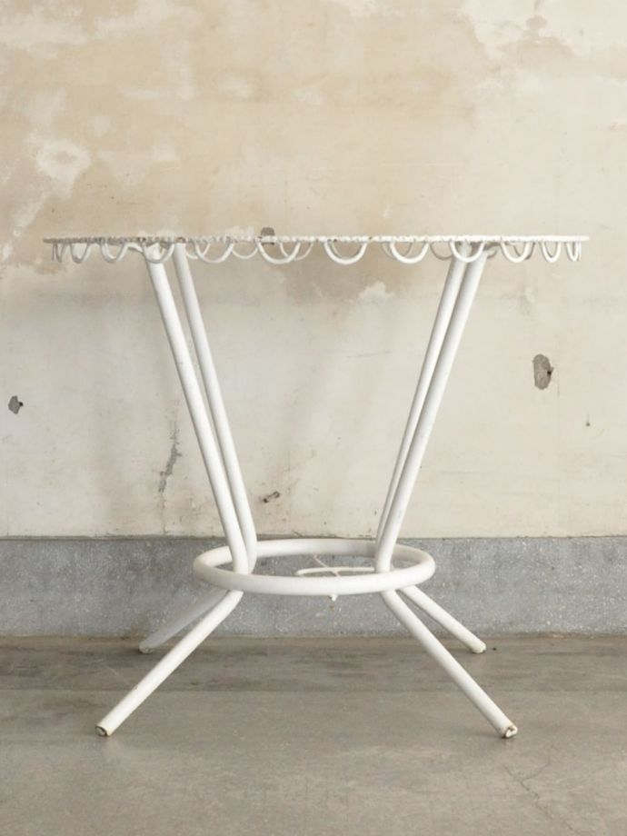 ガーデンテーブルの側面