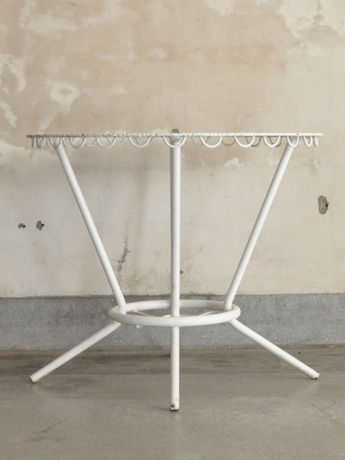 ガーデンテーブルの後ろ姿