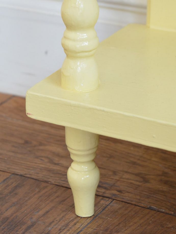 脚付きのシェルフ