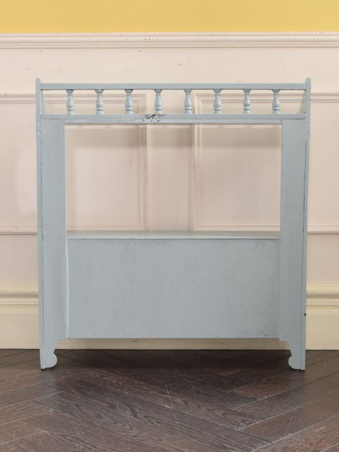 キャビネットの裏