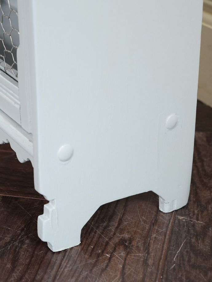 脚付きのウォールシェルフ