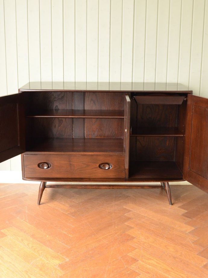 アーコールのキャビネットの扉の中