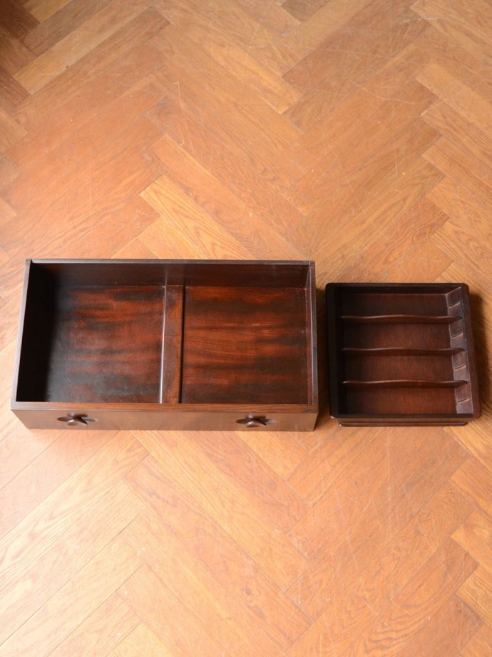 サイドボードの引き出しの中