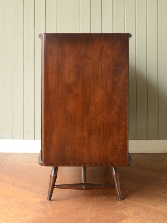 アーコールのキャビネットの側面