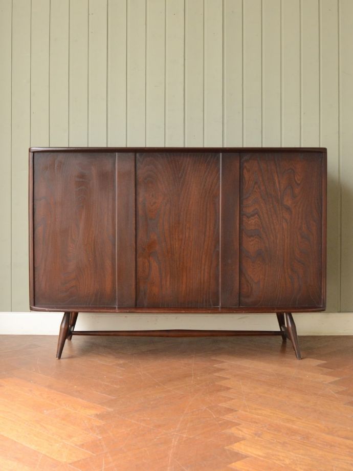 ビンテージキャビネットの後ろ姿