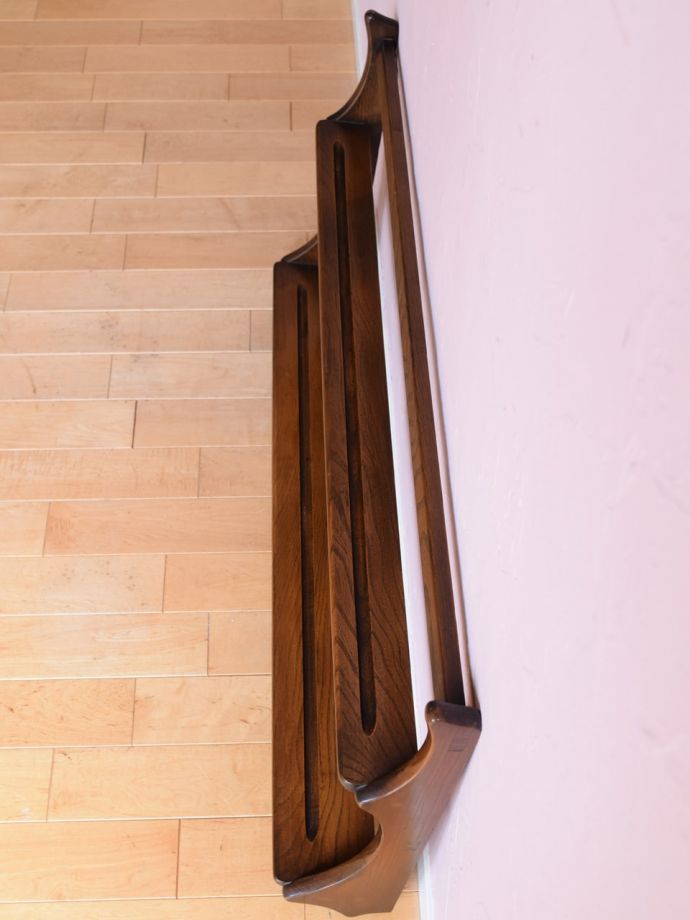 ビンテージのウォールシェルフの天板