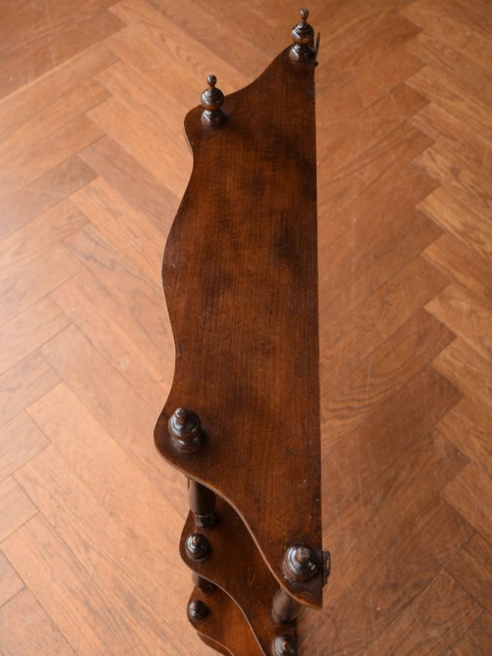 アンティークのウォールシェルフの天板