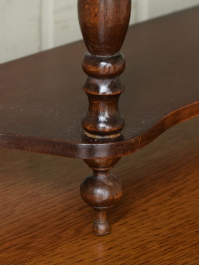 脚付きのウォールシェルフ