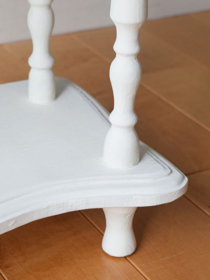 脚付きのシェルフ