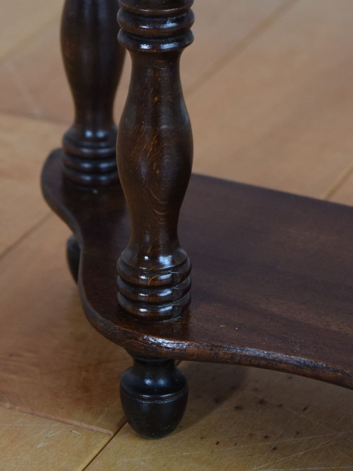 脚付きのシェルフ