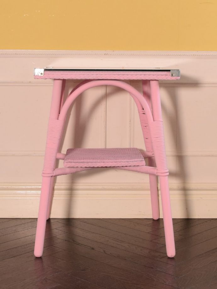 ロイドルームテーブルの側面