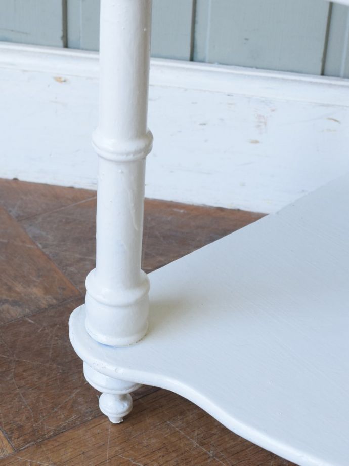 脚付きのウォールシェルフ