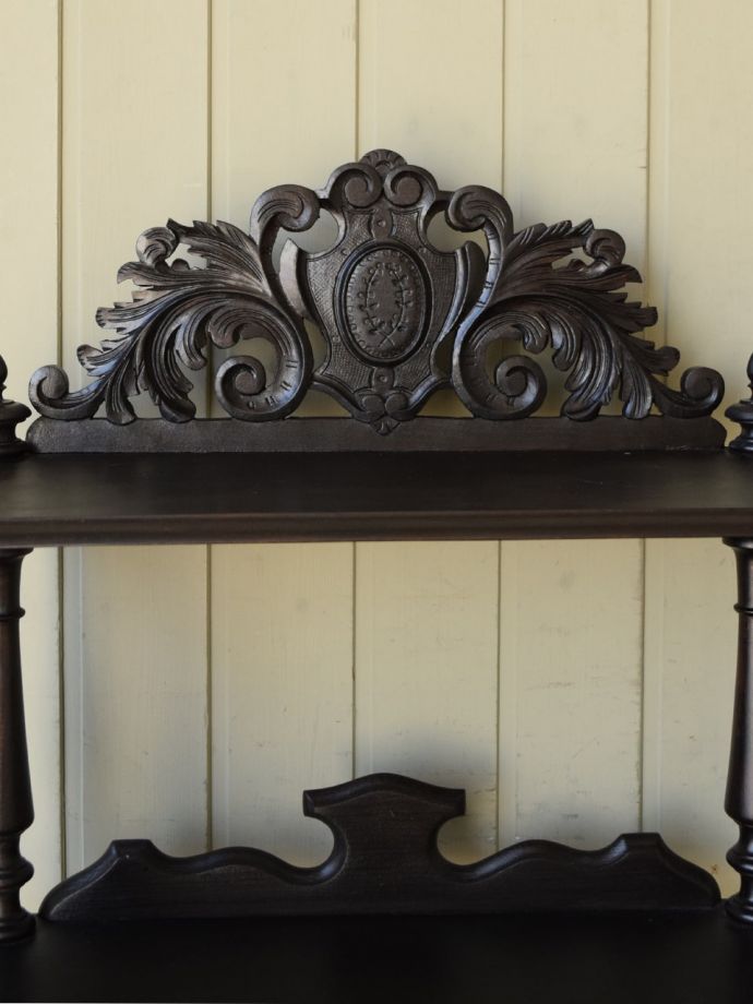 アンティーク家具らしい装飾