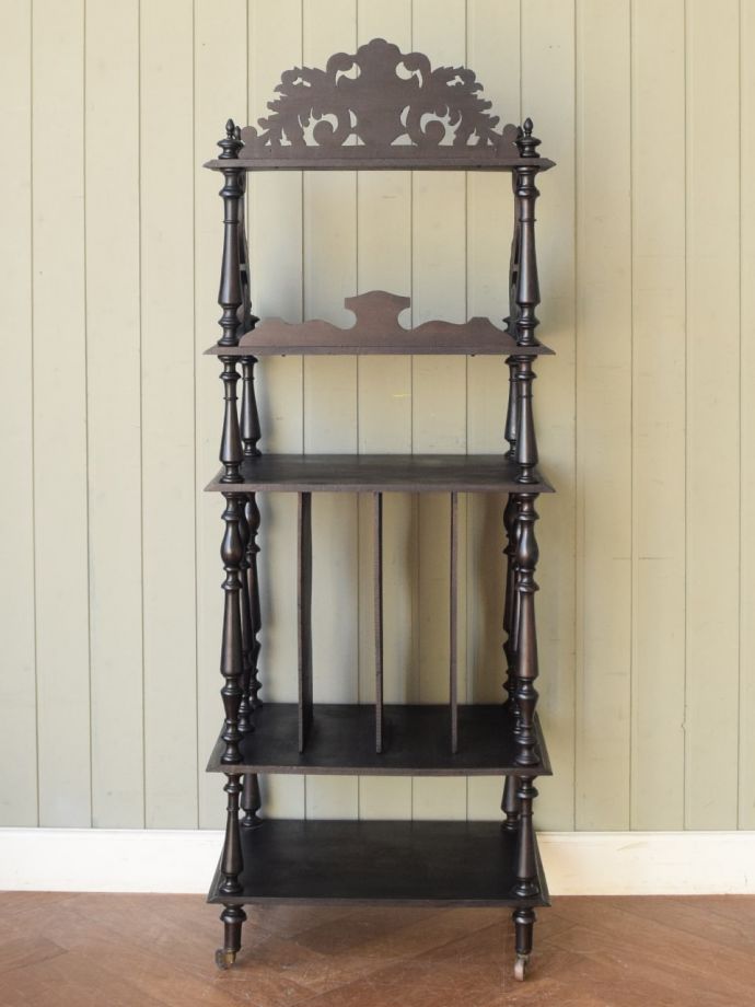 フランスで見つけたアンティーク家具、 デコラティブ装飾が美しい