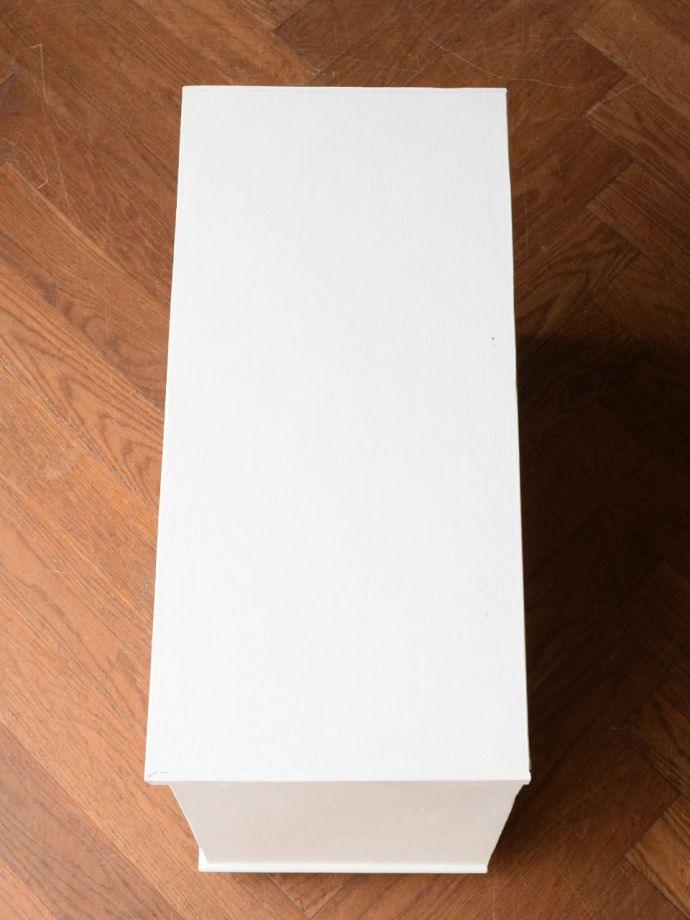 アンティークのキャビネットの天板