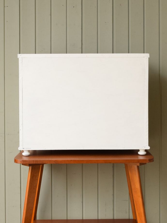 キャビネットの裏