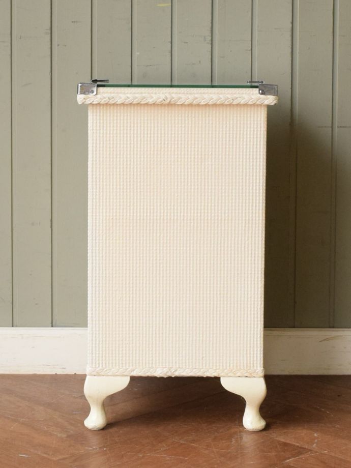 サイドキャビネットの後ろ姿