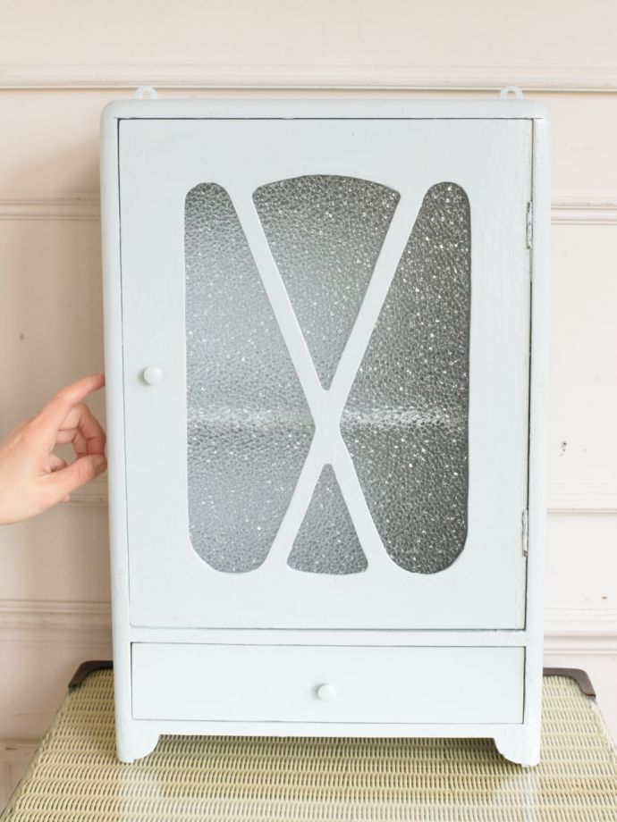 フランスのおしゃれなアンティークのキャビネット