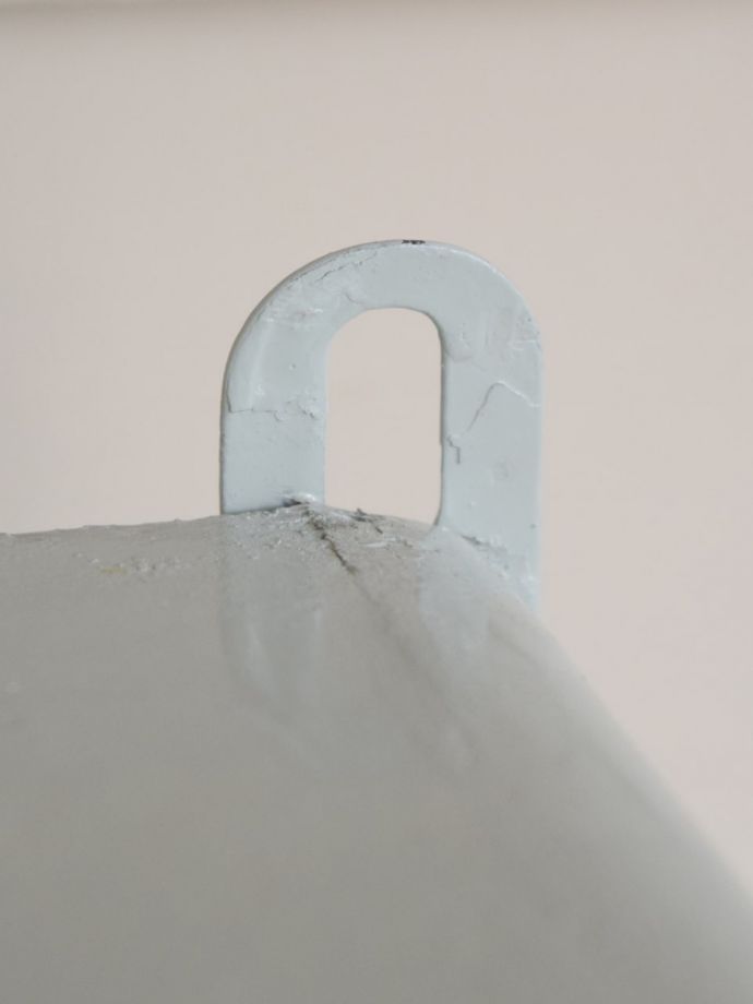 アンティークのスモールキャビネットの取り付け