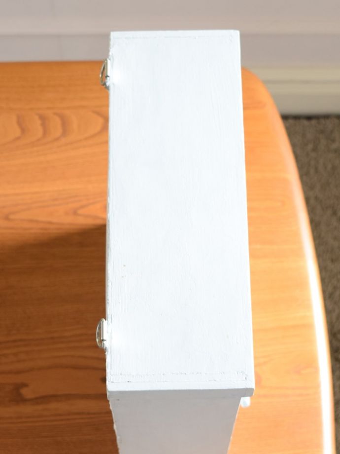 アンティークのウォールキャビネットの天板