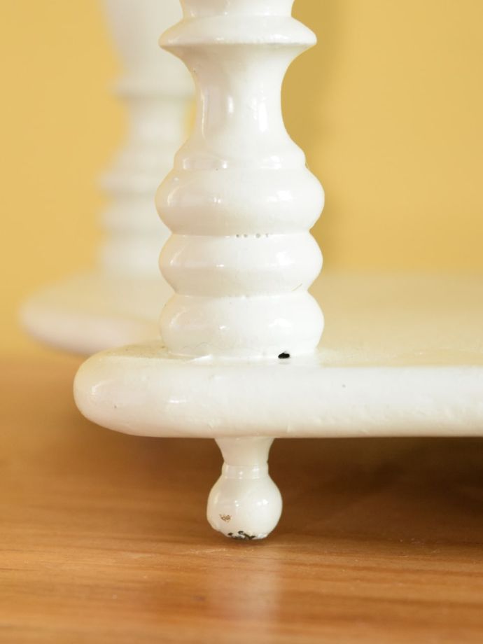 脚付きのウォールシェルフ