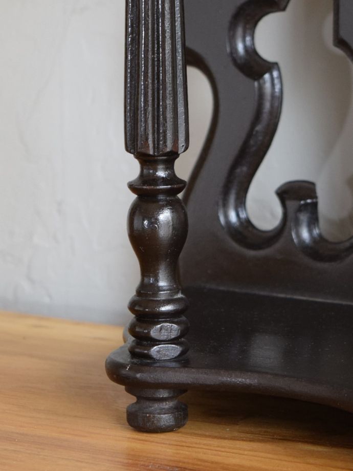 脚付きのウォールシェルフ