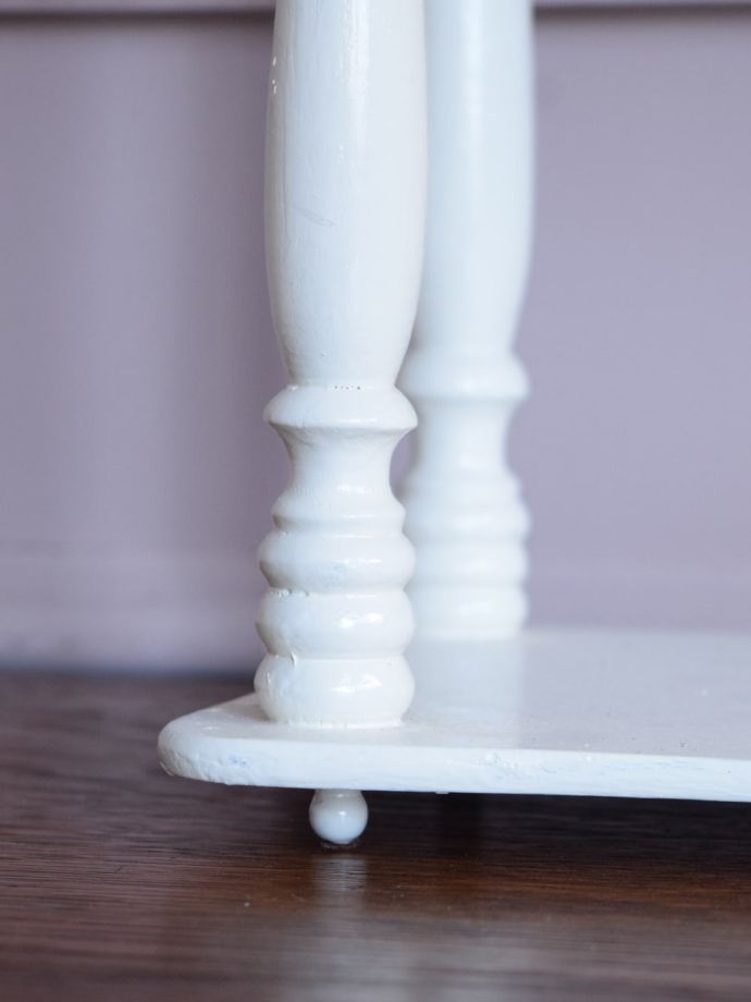 脚付きのシェルフ