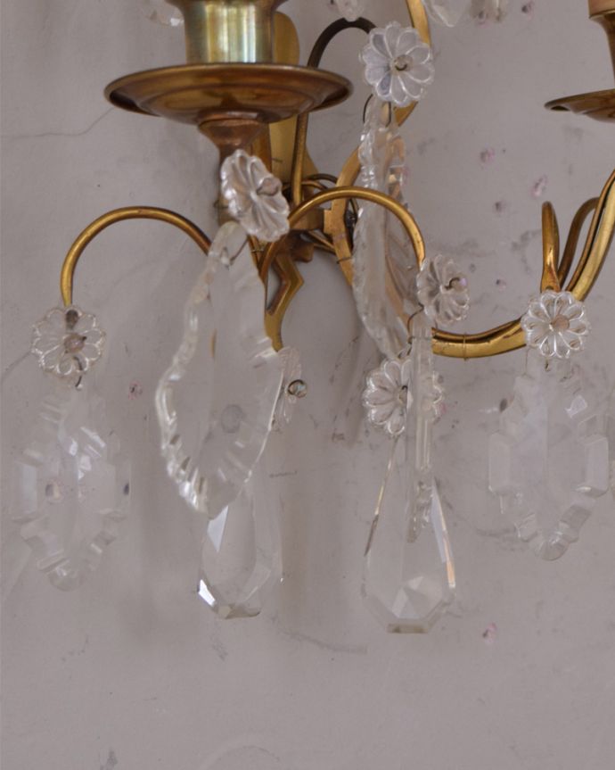 壁付けブラケット　照明・ライティング　フランスのアンティークウォールシャンデリア（Ｅ17シャンデリア球付）。しっかり選んできましたアンティークは新品ではないので、ガラスには写真に映らない多少の欠けやキズがありますが、キレイなものだけを選んできました。(d-1444-z)
