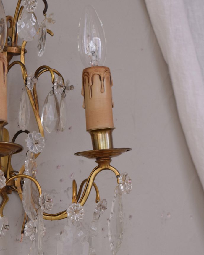 壁付けブラケット　照明・ライティング　フランスのアンティークウォールシャンデリア（Ｅ17シャンデリア球付）。ステキなデザインにうっとりアンティークらしい美しいデザインはお部屋をよりステキに魅せてくれます。(d-1444-z)