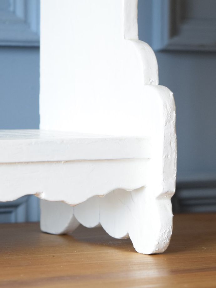 脚付きのウォールシェルフ