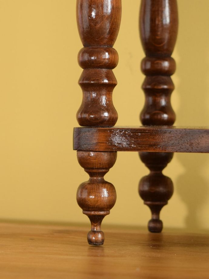 脚付きのウォールシェルフ