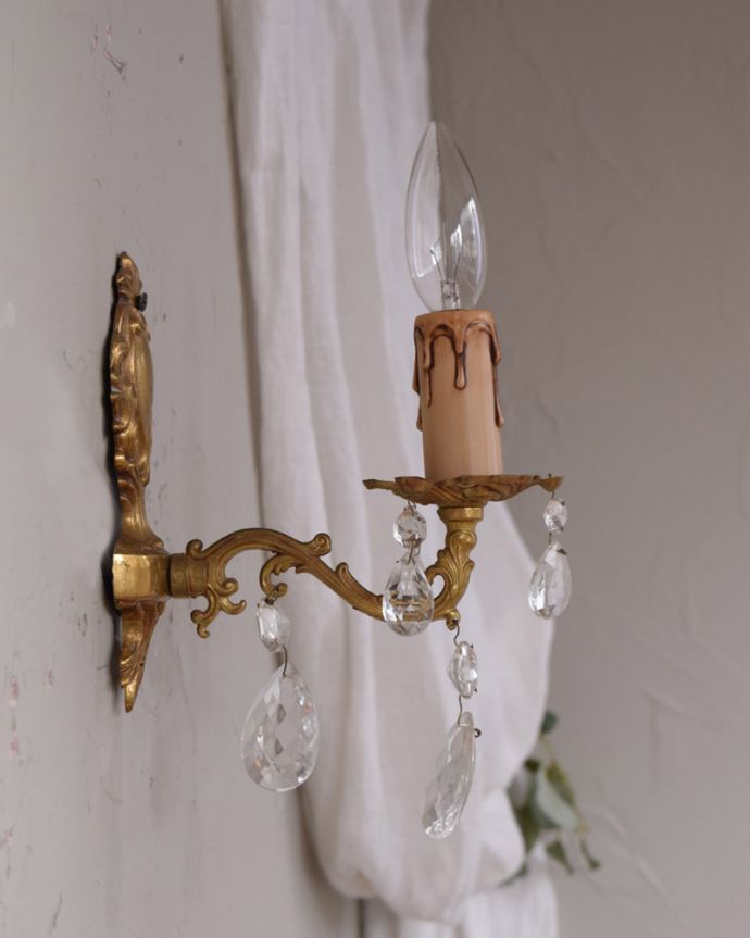 壁付けブラケット　照明・ライティング　フランス輸入のアンティークウォールシャンデリア（Ｅ17シャンデリア球付）。電気が付いていなくても絵になるデザインです。(d-1447-z)