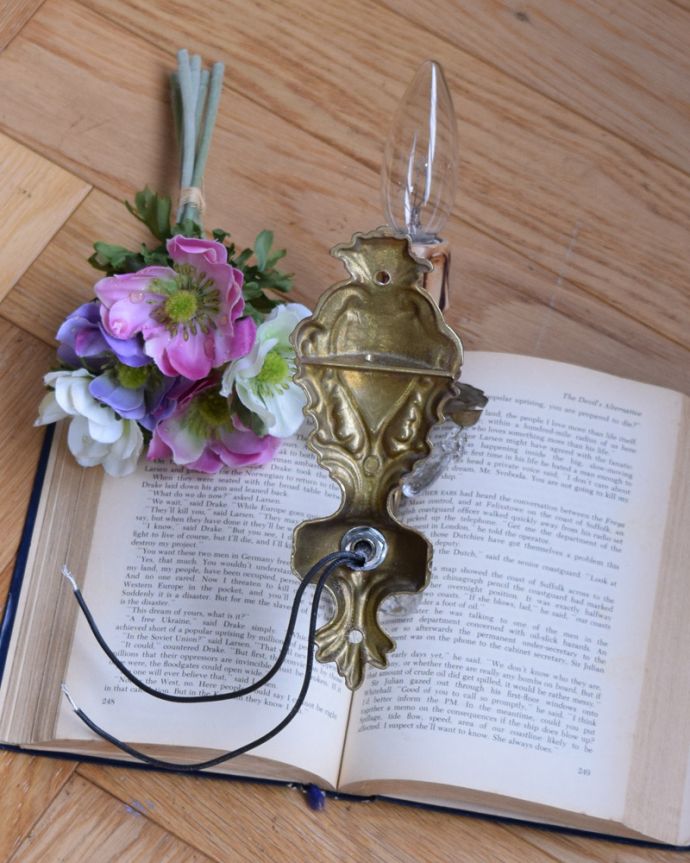 壁付けブラケット　照明・ライティング　フランス輸入のアンティークウォールシャンデリア（Ｅ17シャンデリア球付）。※配線に直結するので、電気屋さんによる取り付け工事が必要です。(d-1447-z)