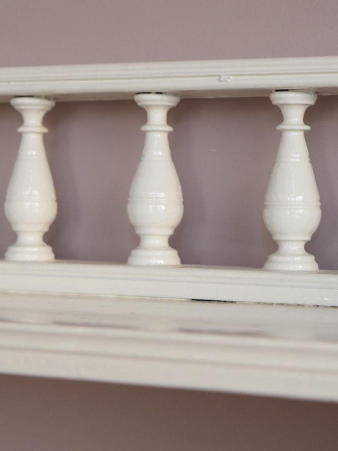 フランスから届いた白いアンティークの棚、シャビーシックなウォール