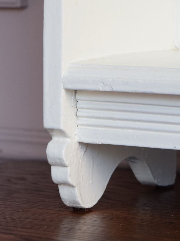 脚付きのウォールシェルフ